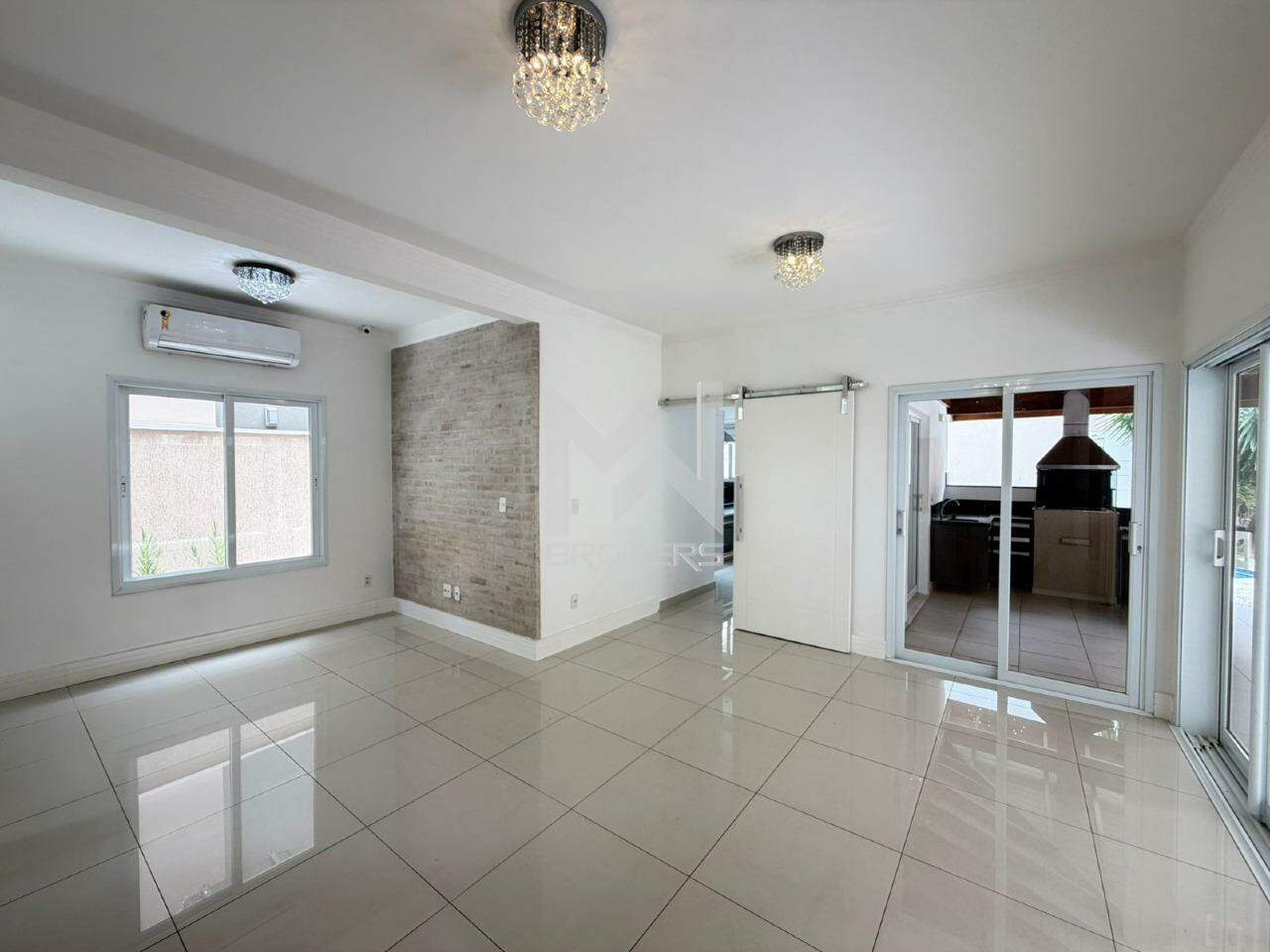 Casa em Condomínio para aluguel no Swiss Park: sala de TV