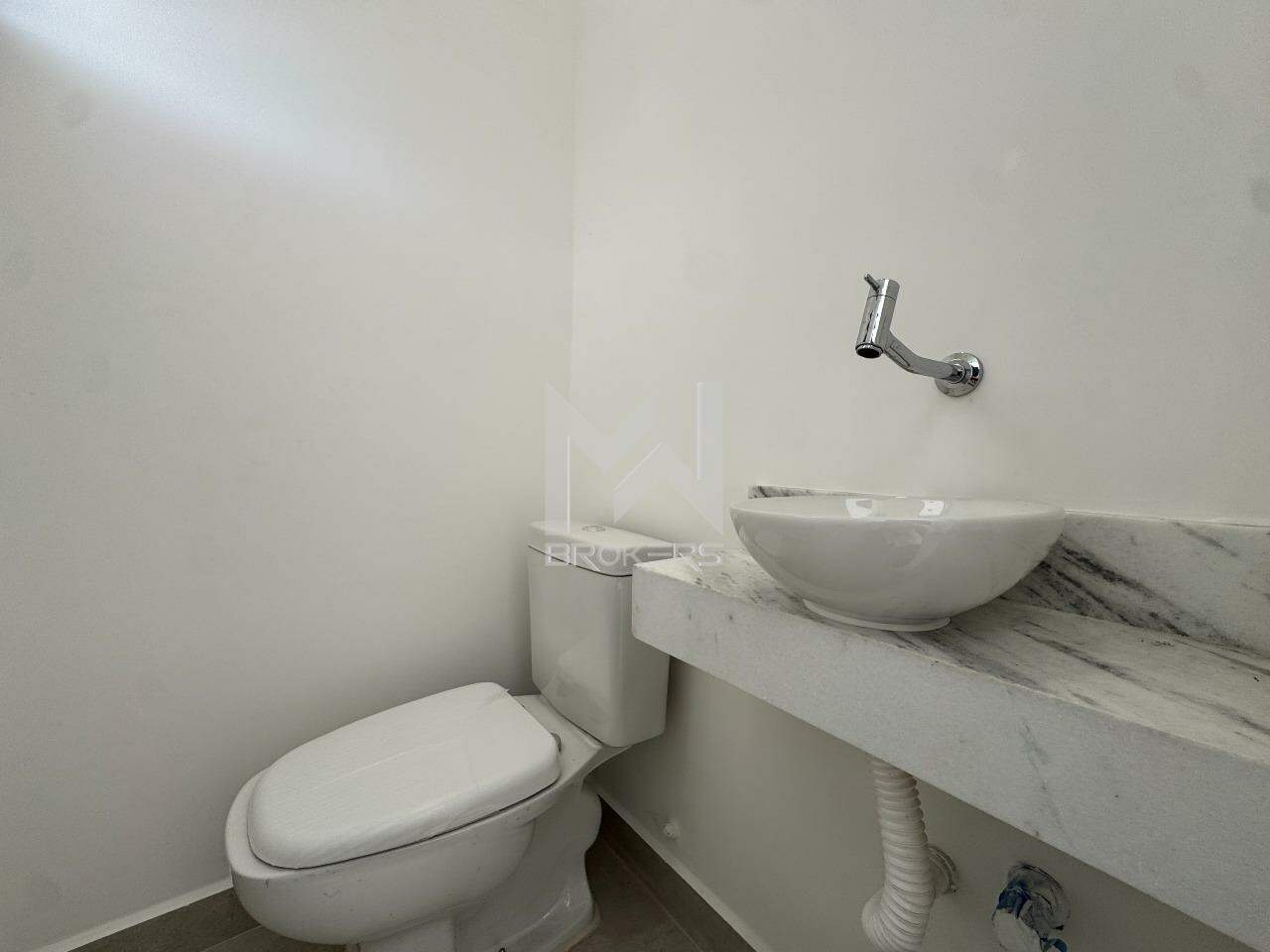 Casa em Condomínio à venda no Vila Omizollo: Lavabo