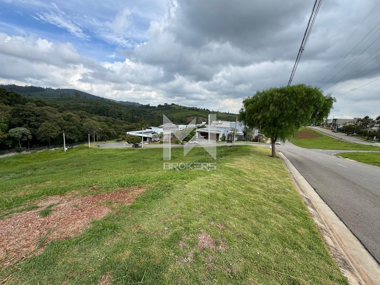 Terreno à venda no Condomínio Campo de Toscana: Vista lateral esqueda