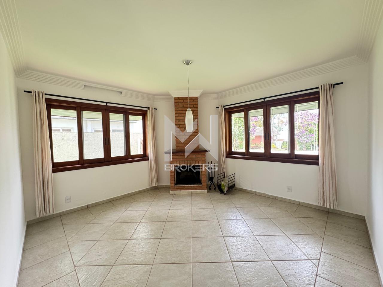 Casa em Condomínio para aluguel no Villaggio Capríccio: sala com lareira