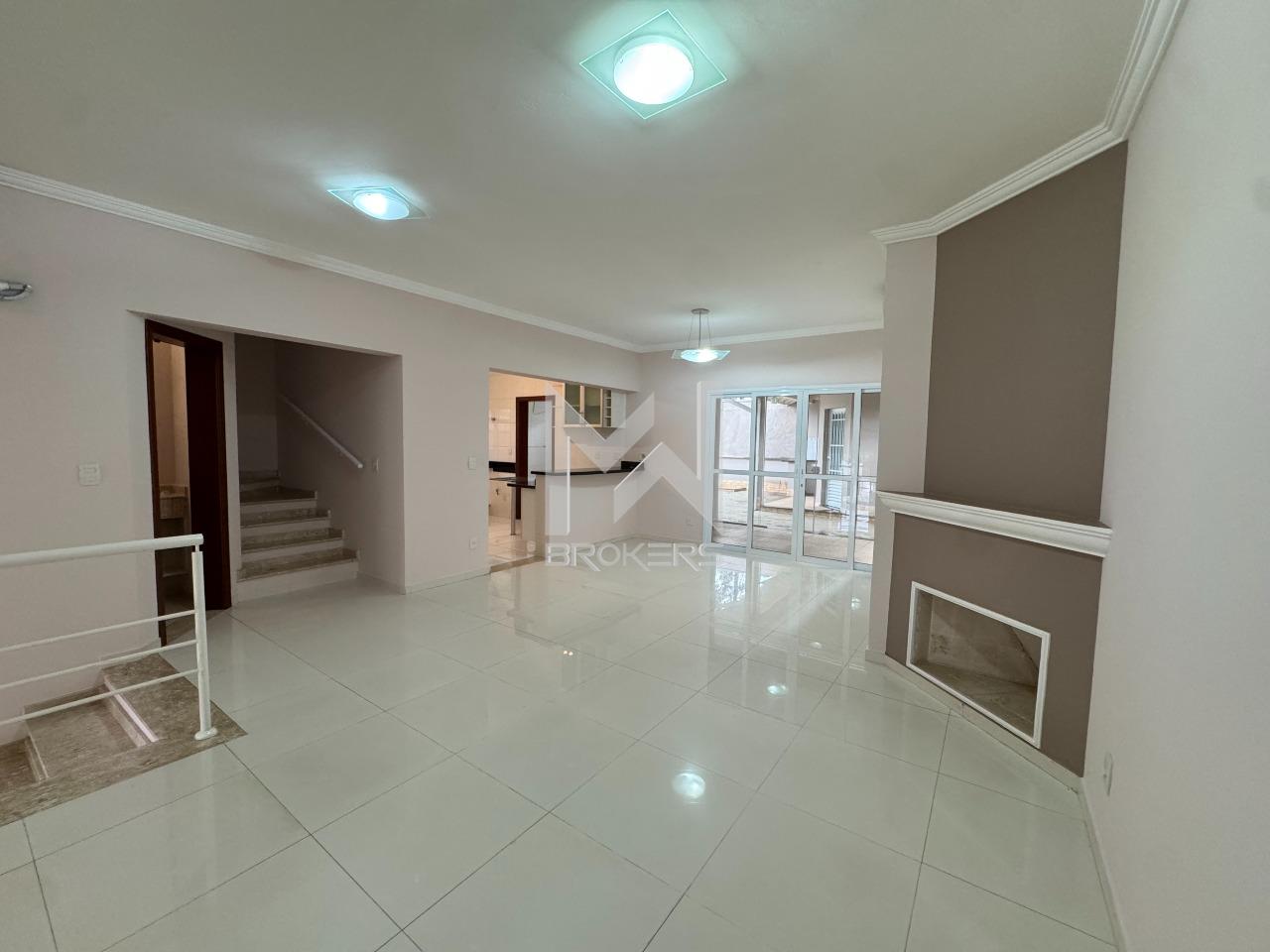 Casa em Condomínio à venda no Bosque: Sala de Estar com Lareira