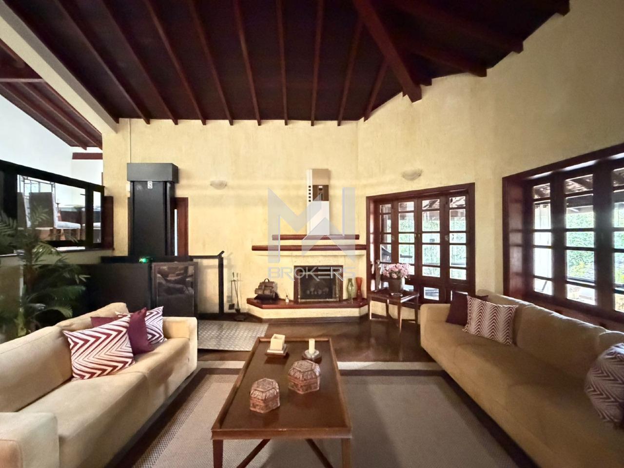 Casa em Condomínio à venda no Chácaras Silvania: sala de lareira