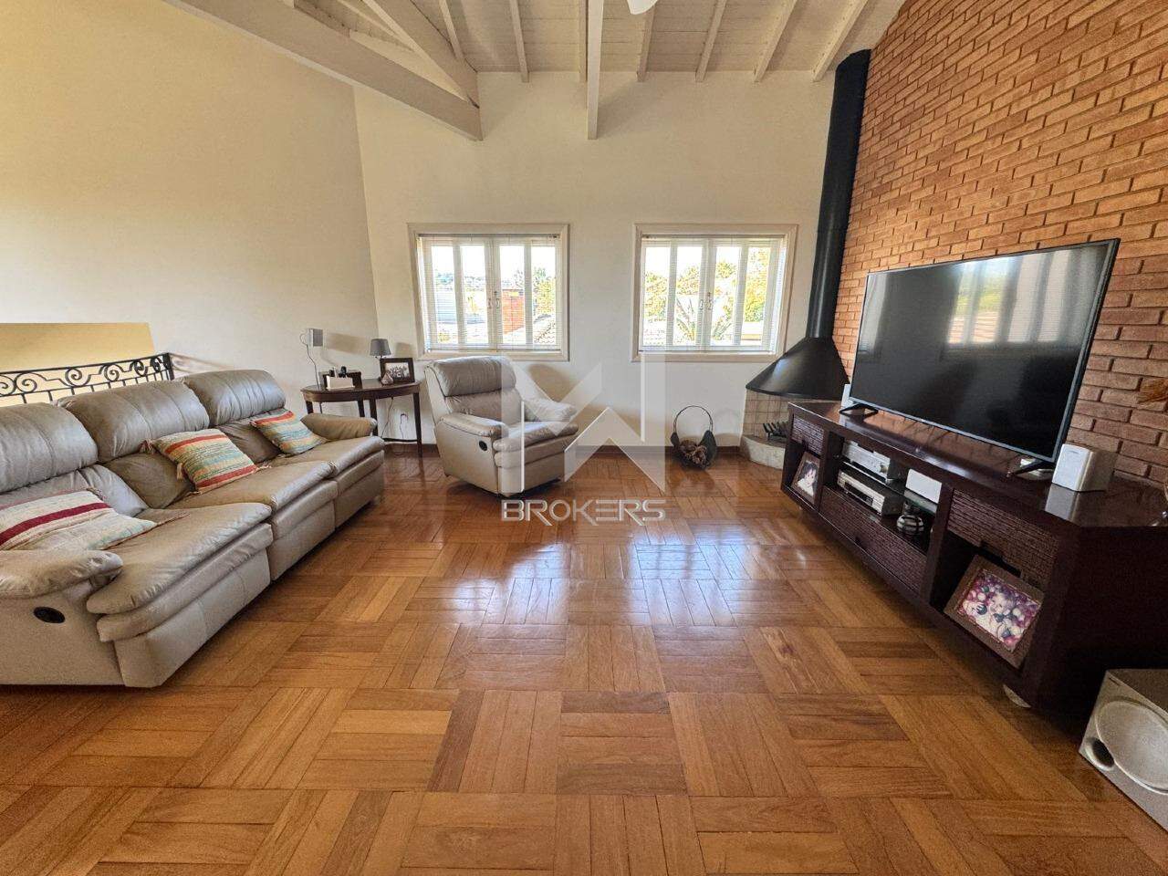Casa em Condomínio à venda no São Joaquim: sala de estar com lareira