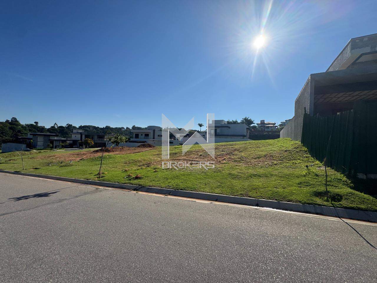 Terreno à venda no Santa Cândida: Vista lateral direita