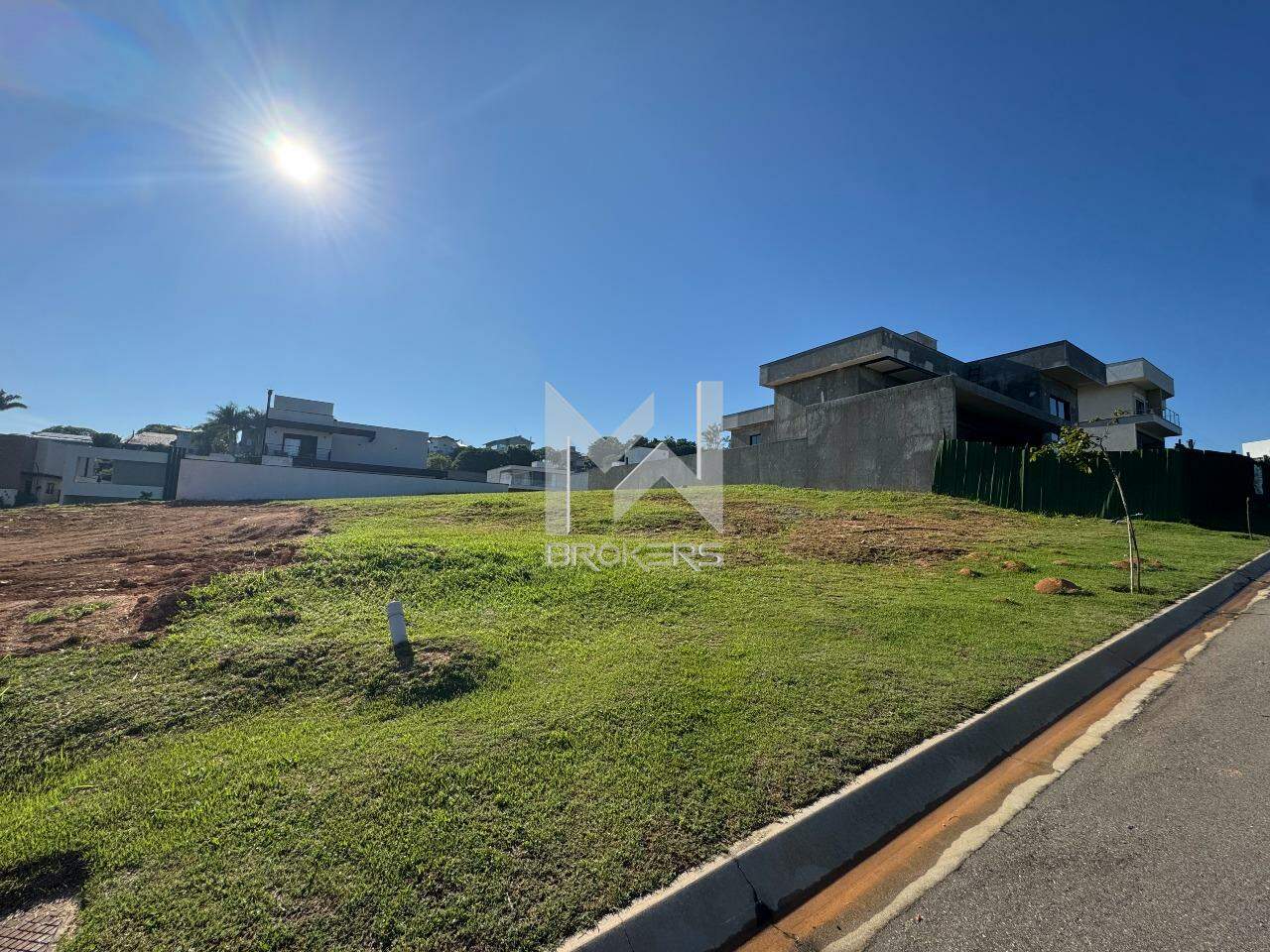 Terreno à venda no Santa Cândida: Vista lateral esquerda