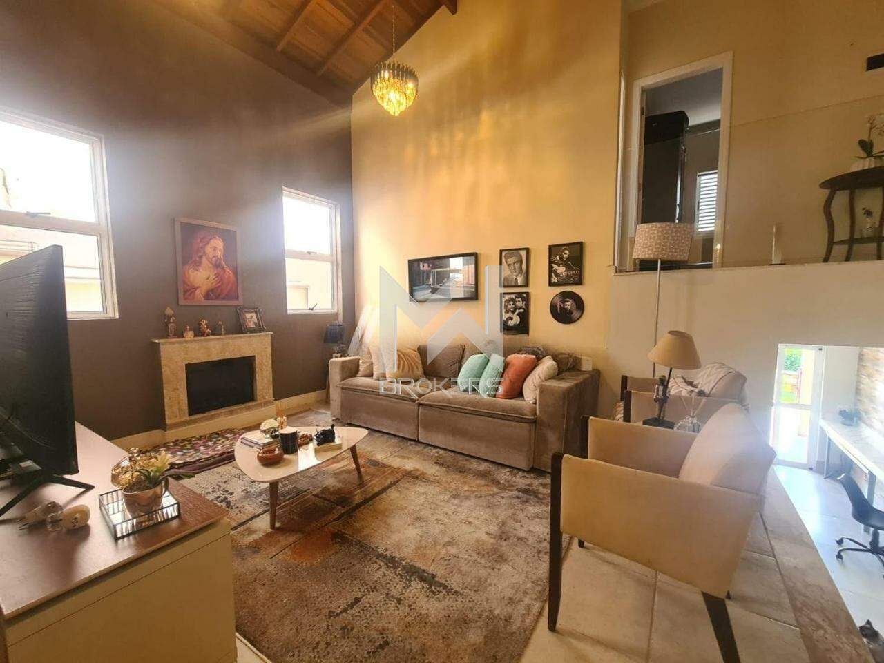 Casa em Condomínio à venda no Loteamento Recanto dos Paturis: Sala de Estar/TV  com Lareira