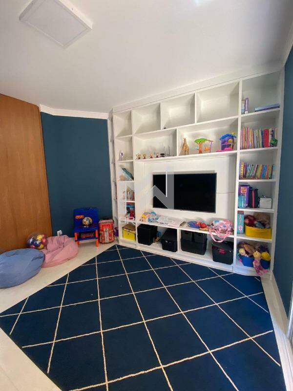 Casa em Condomínio à venda no Centro: sala de TV