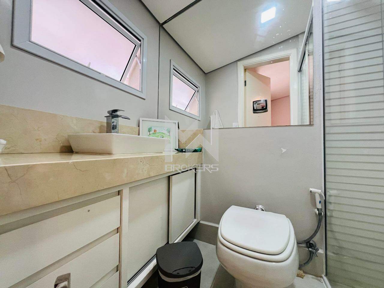 Casa em Condomínio à venda no Centro: Banheiro