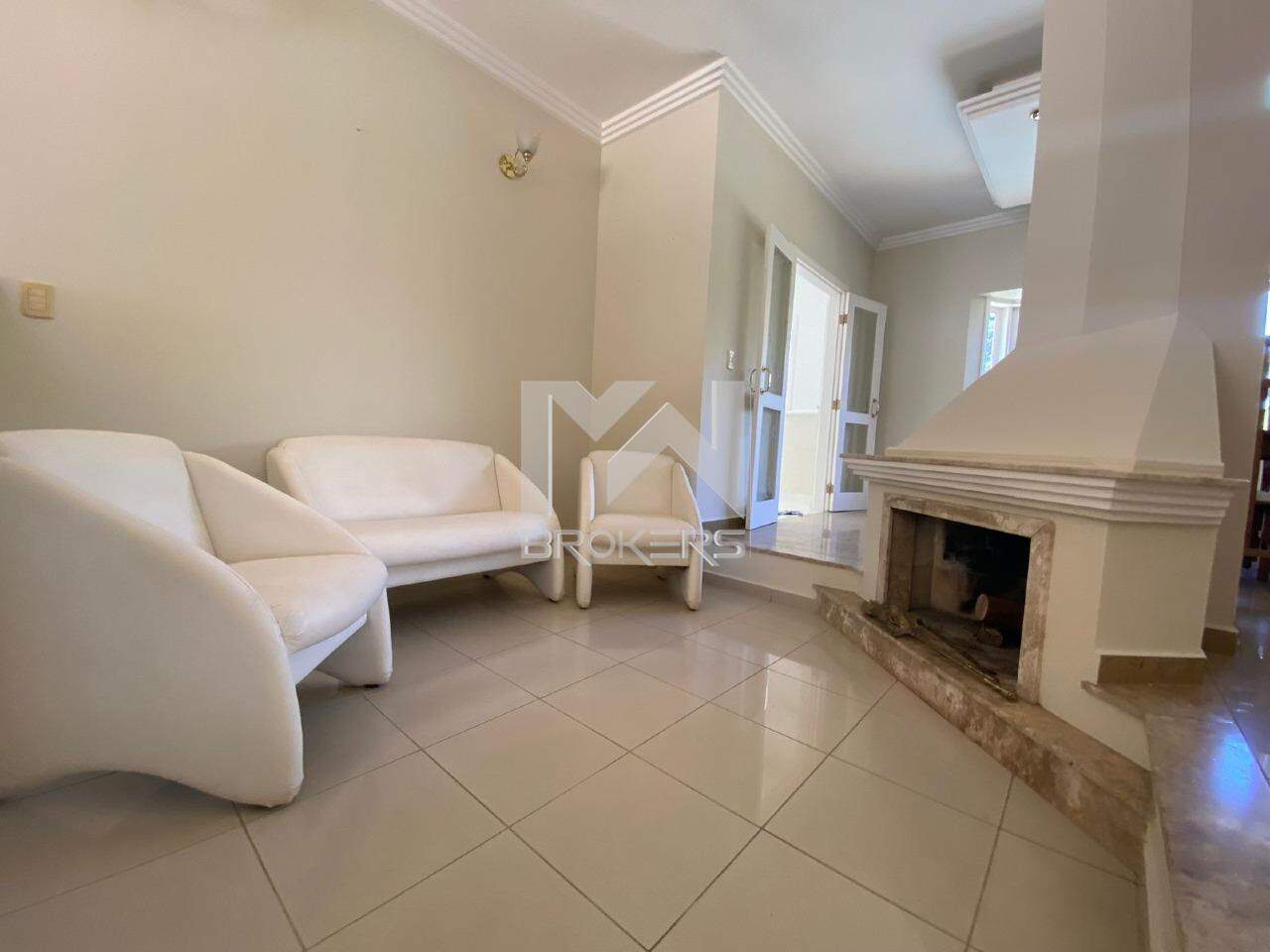 Casa para aluguel no Condomínio Marambaia: sala de lareira