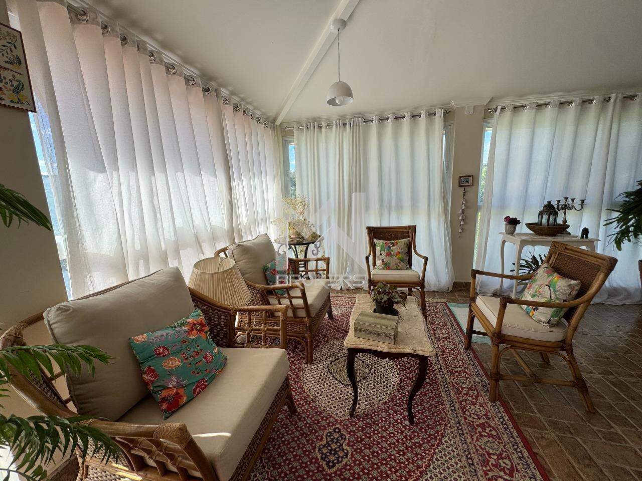 Casa em Condomínio à venda no Condomínio Chácaras do Lago: Sala de Estar