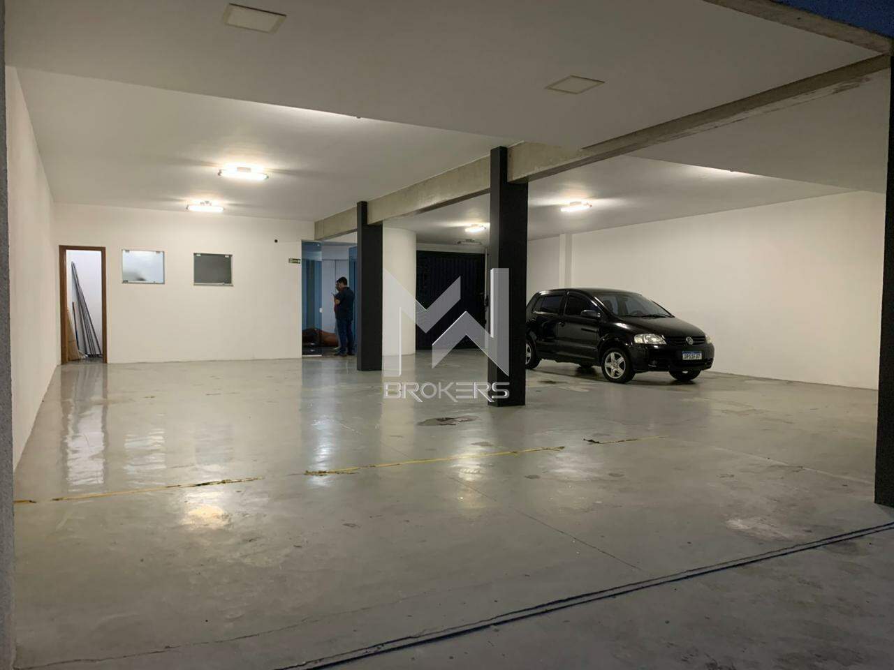 Salão Comercial para aluguel no Parque Nova Suiça: Garagem