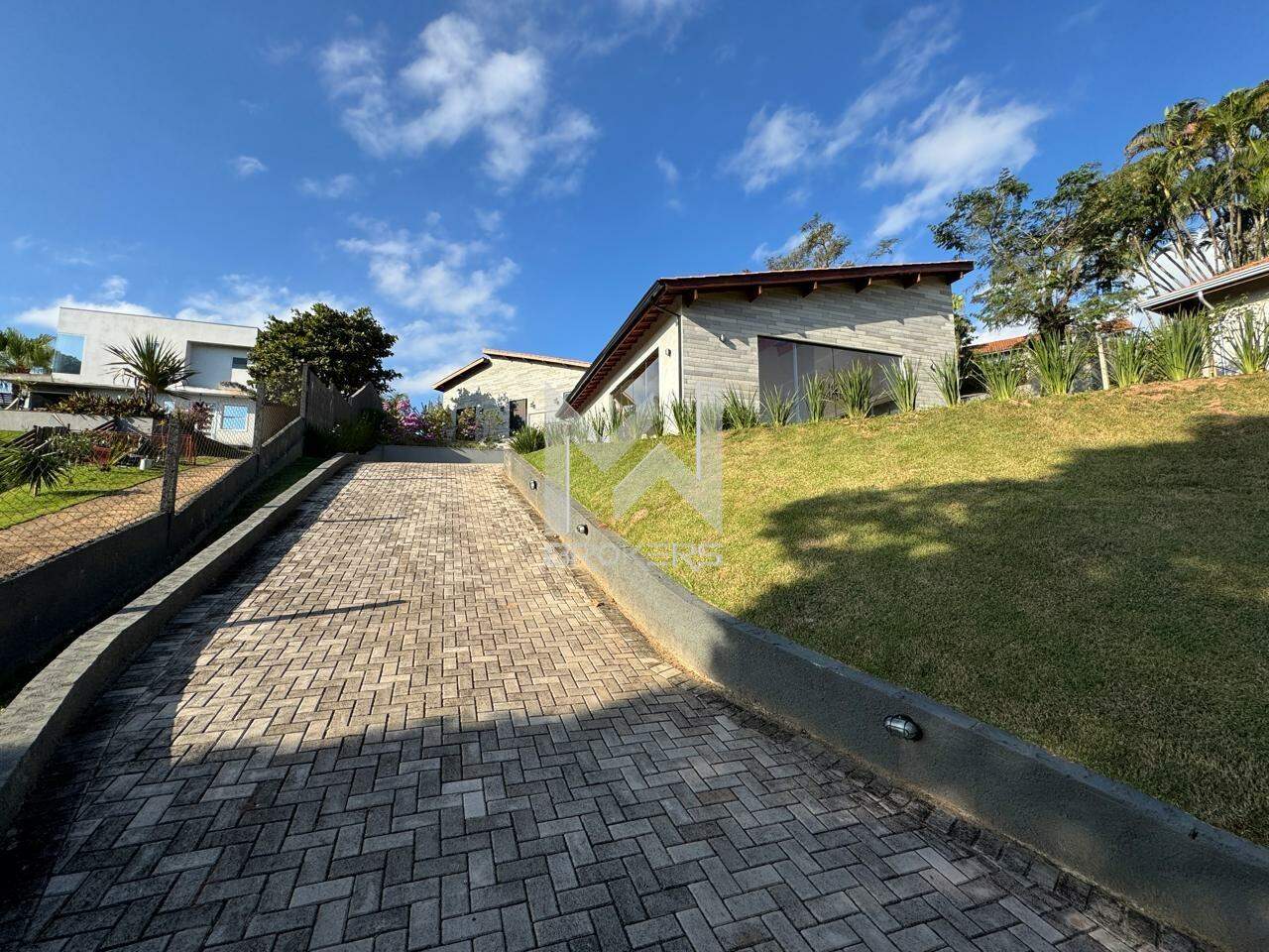 Casa em Condomínio à venda no Condomínio Chácaras do Lago: rampa de acesso