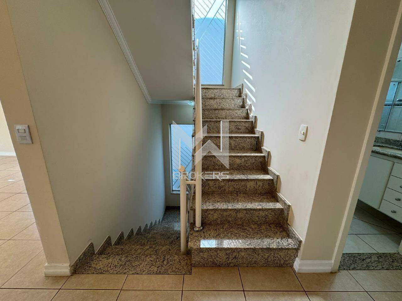 Casa em Condomínio para aluguel no Santa Rosa: escada