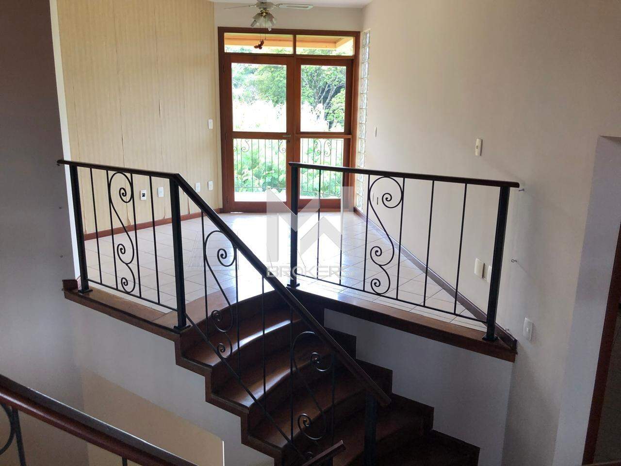 Casa para aluguel no Jardim das Paineiras: Escadas