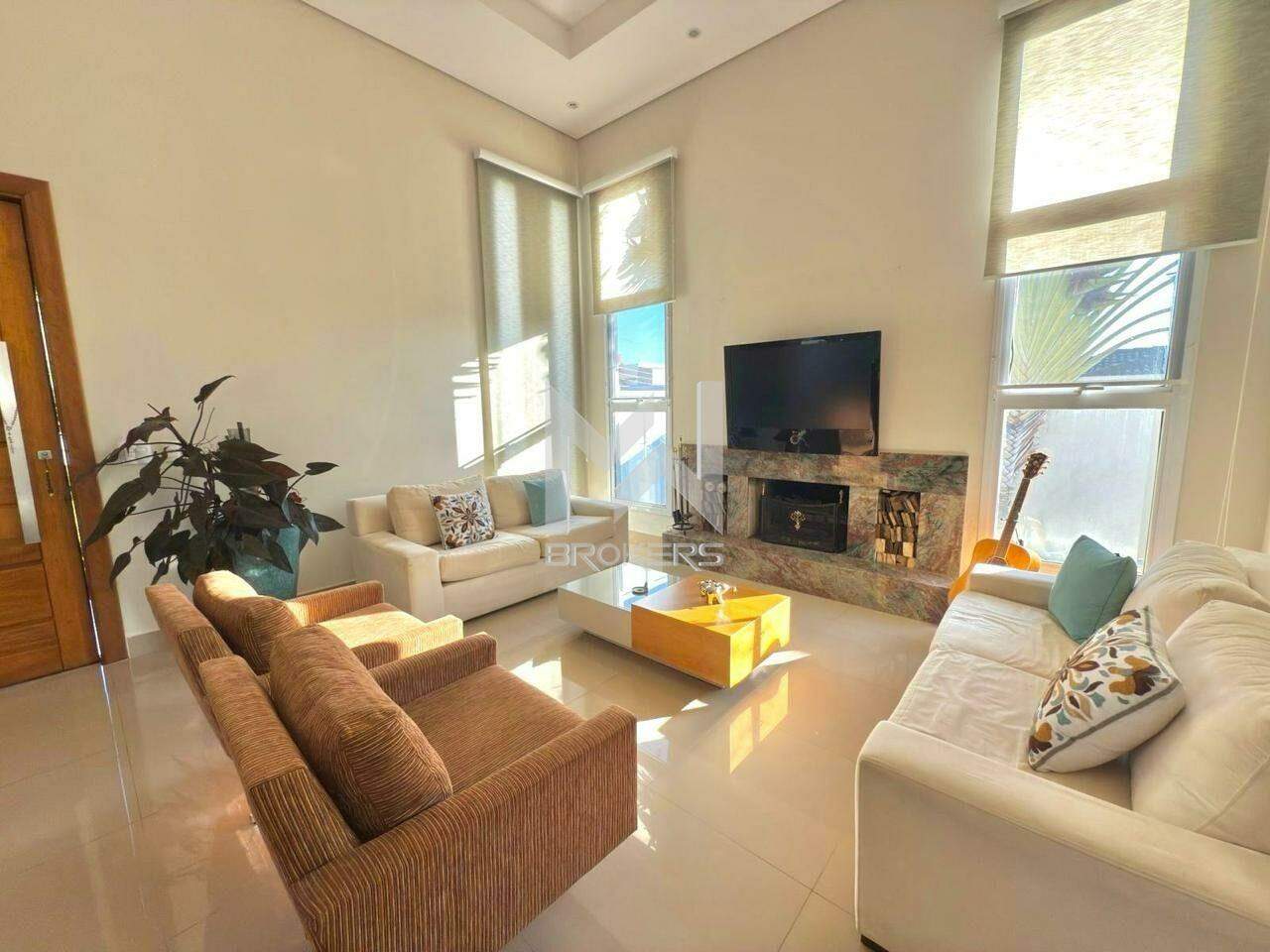 Casa em Condomínio para aluguel no Condominio Vila Hipica: Sala de estar com lareira