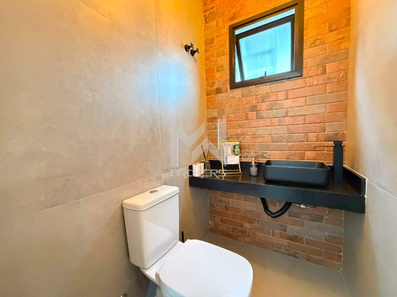 Casa em Condomínio à venda no Condomínio Terras de São Francisco: Lavabo