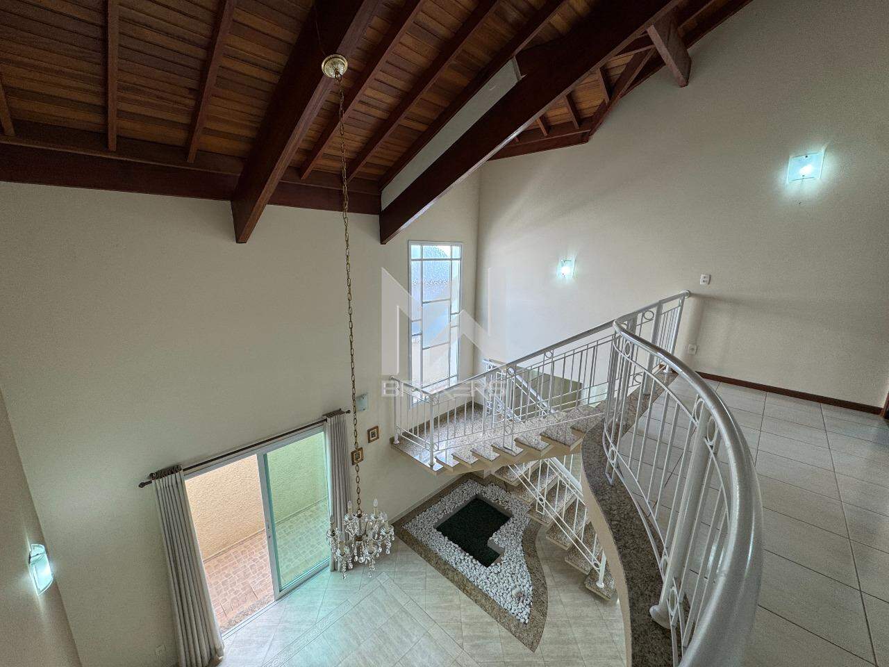 Casa em Condomínio para aluguel no Bosque: Pé direito duplo