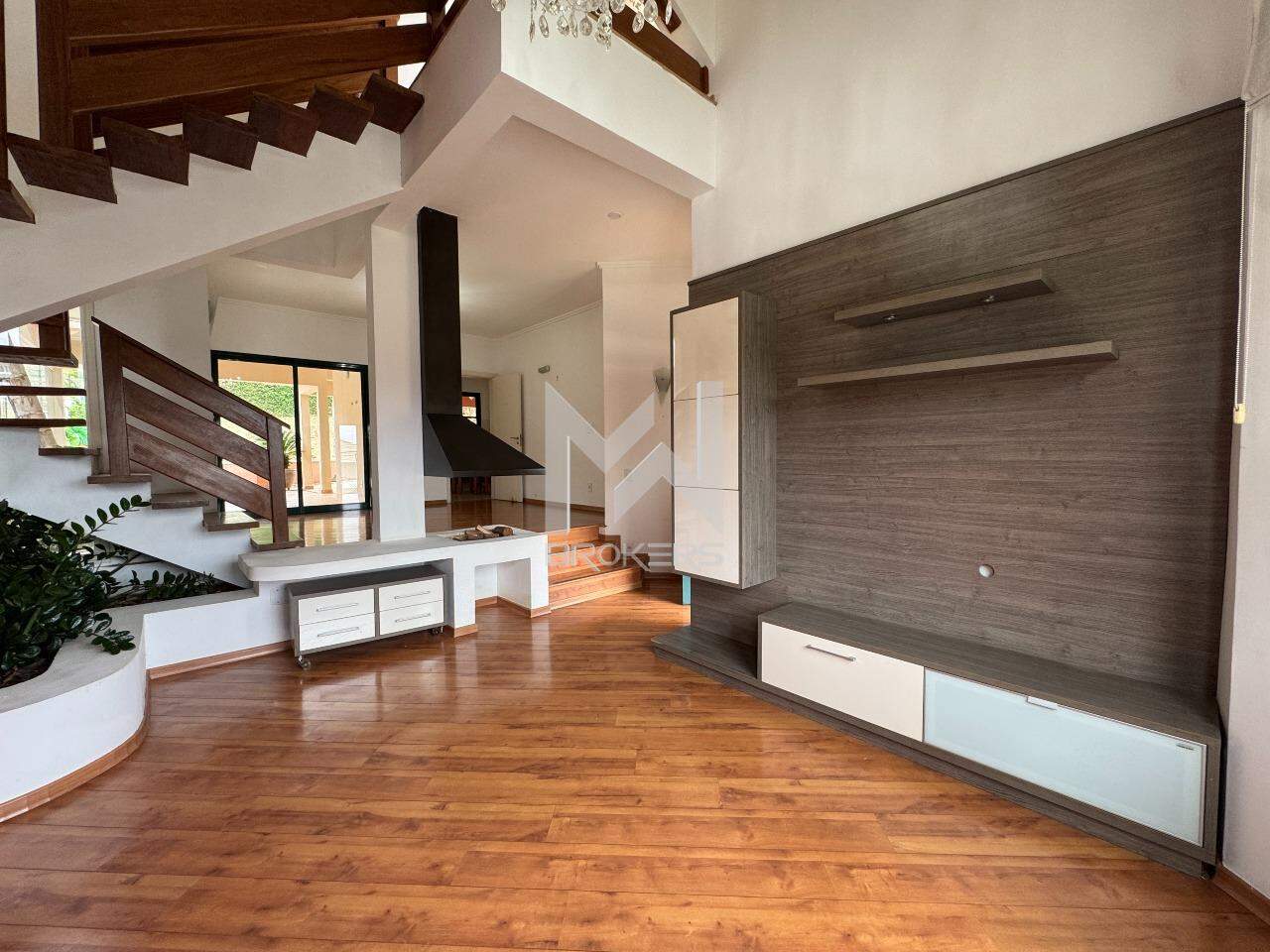 Casa em Condomínio para aluguel no Bosque: Sala de Estar com Lareira