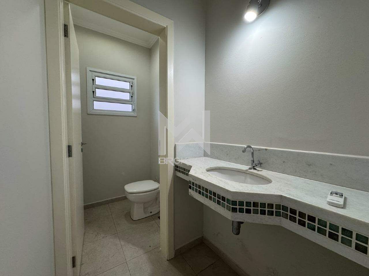 Casa em Condomínio para aluguel no Condomínio Terras de São Francisco: Lavabo