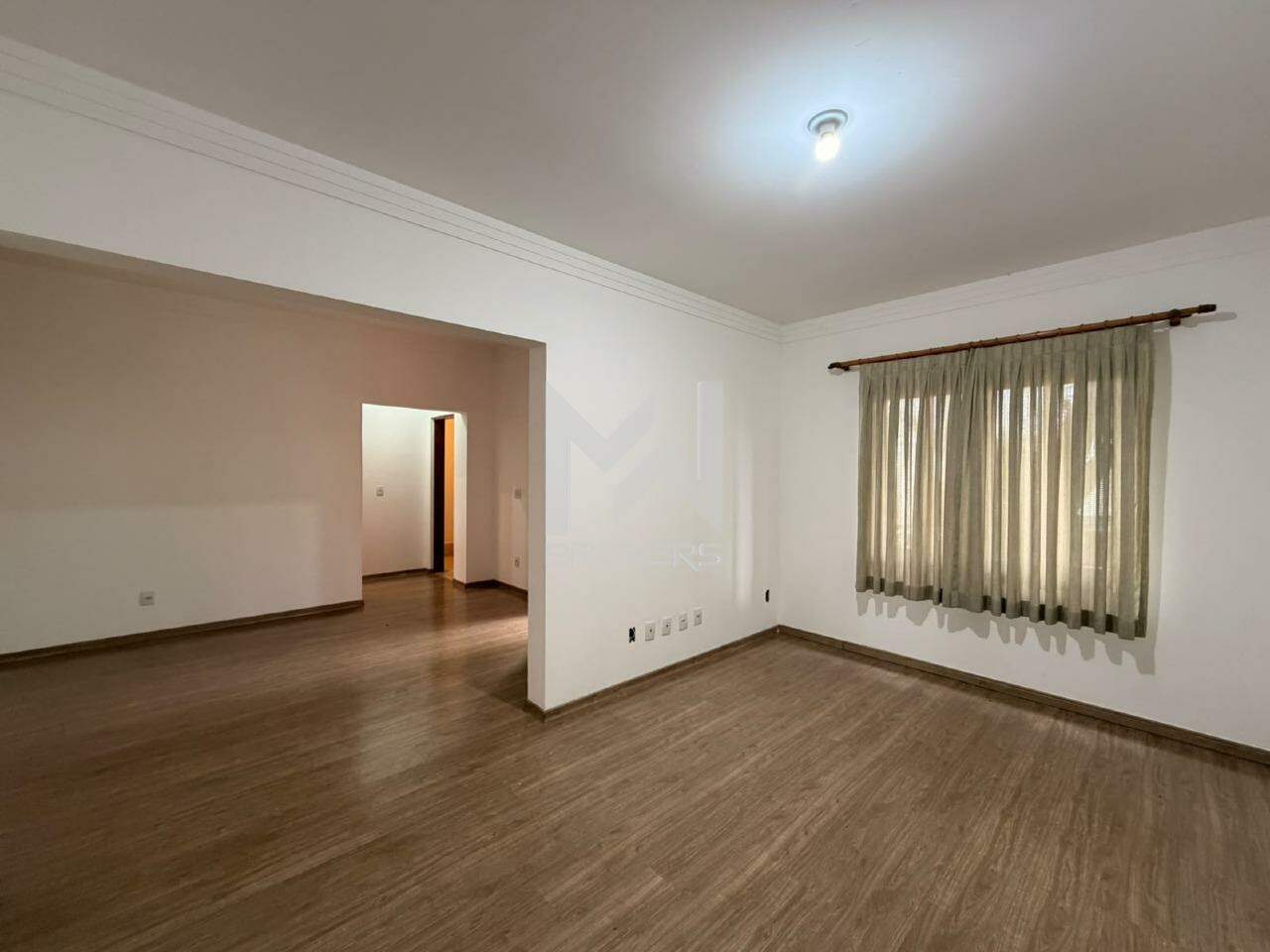 Casa em Condomínio para aluguel no Swiss Park: Sala de estar