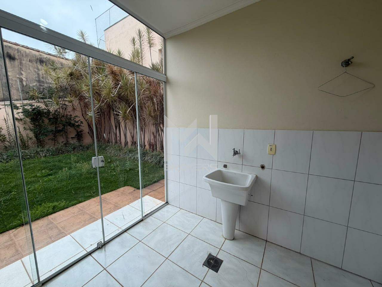 Casa em Condomínio para aluguel no Bosque: Área de serviço
