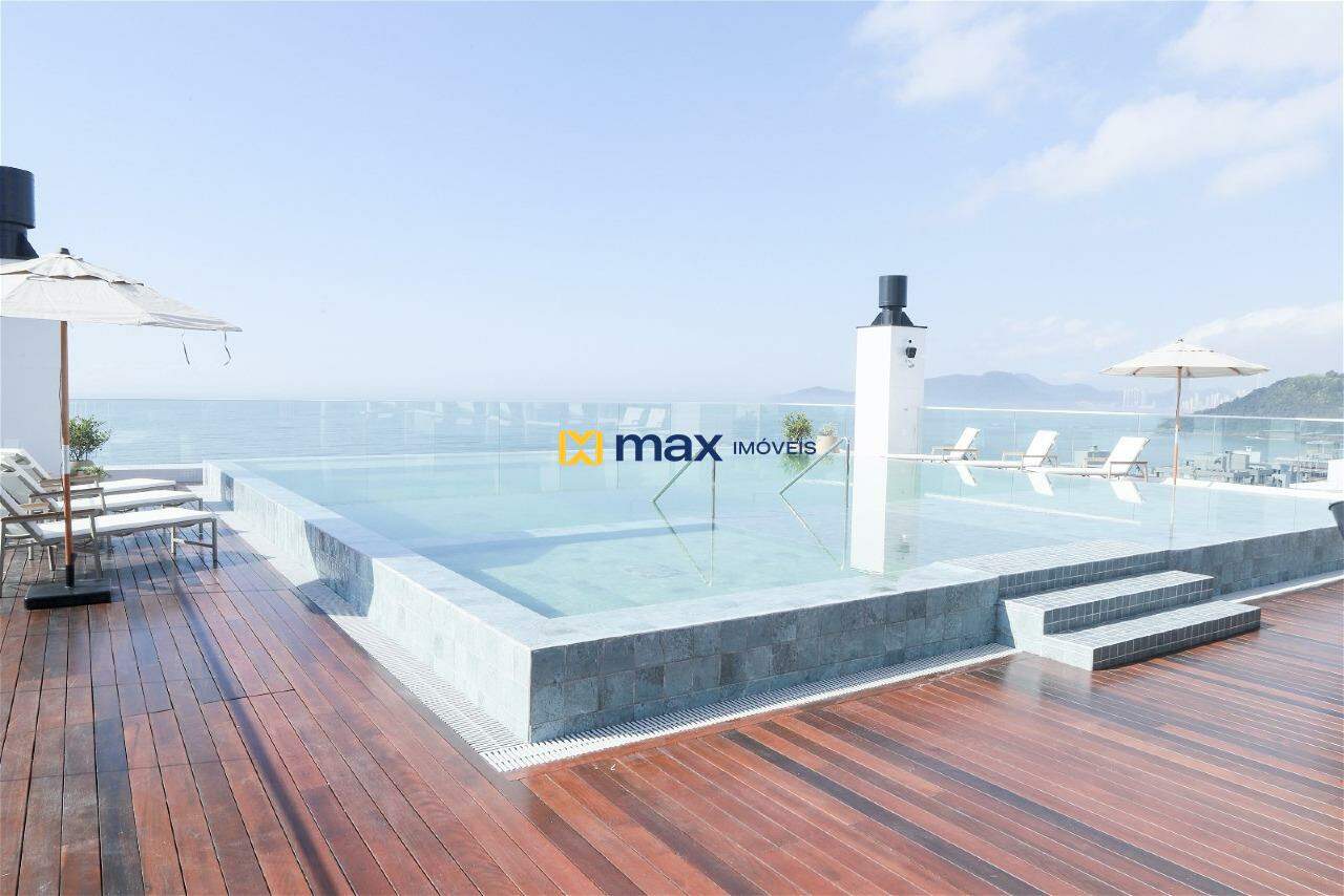 Piscina adulta com borda infinita