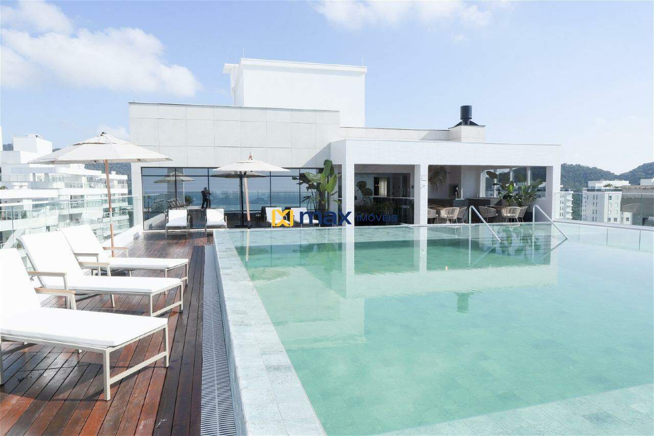 Piscina adulta com borda infinita