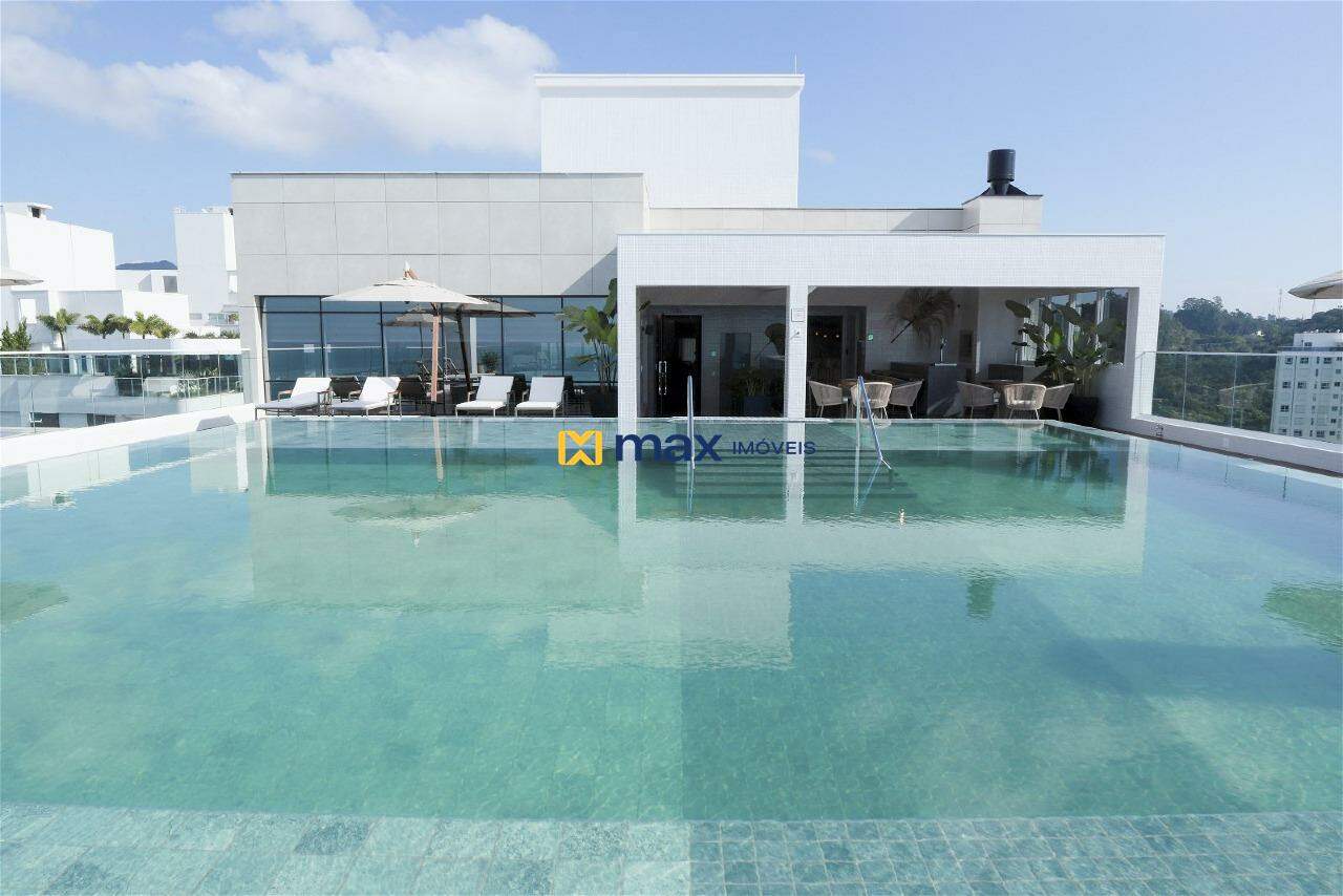 Piscina adulta com borda infinita