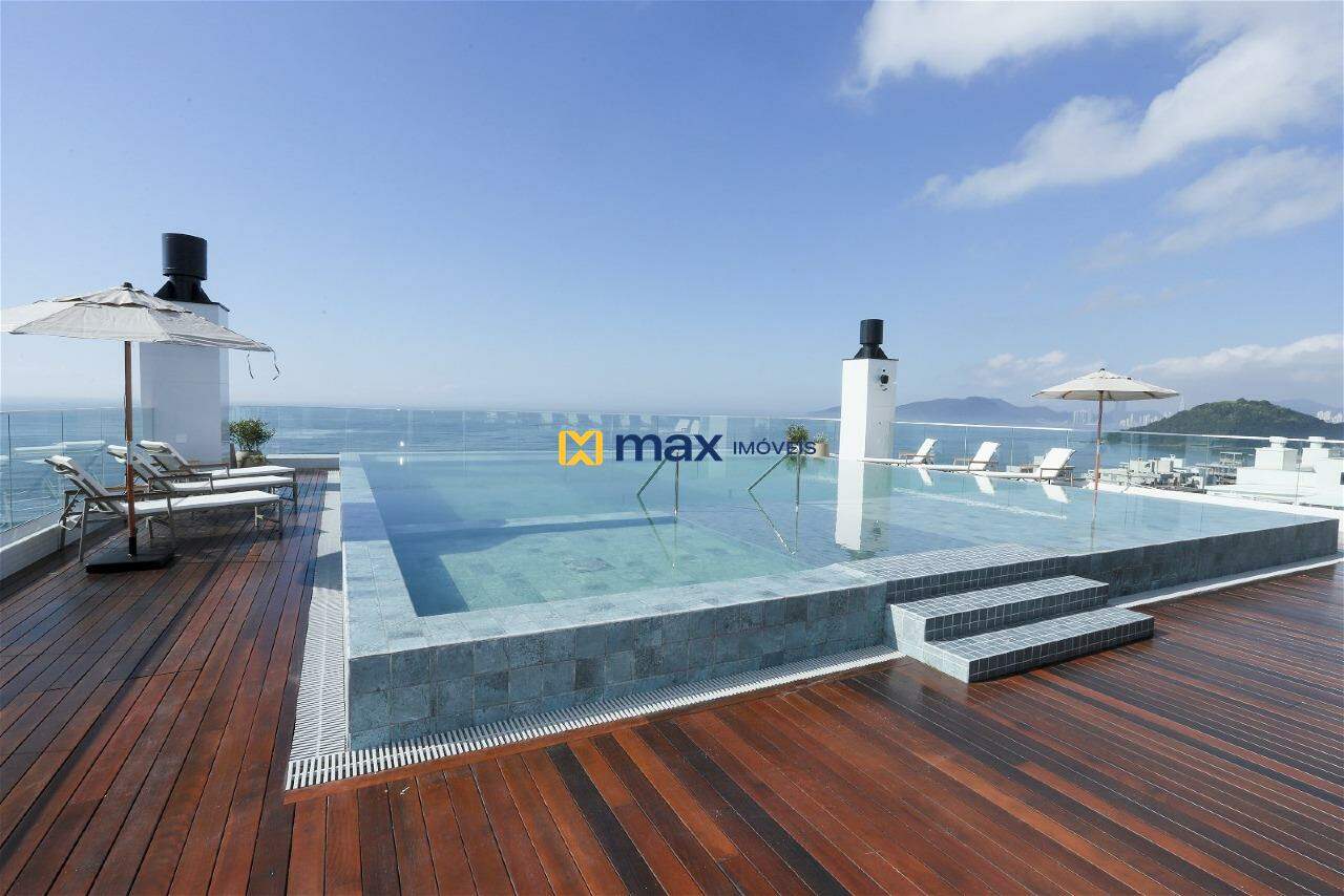 Piscina adulta com borda infinita