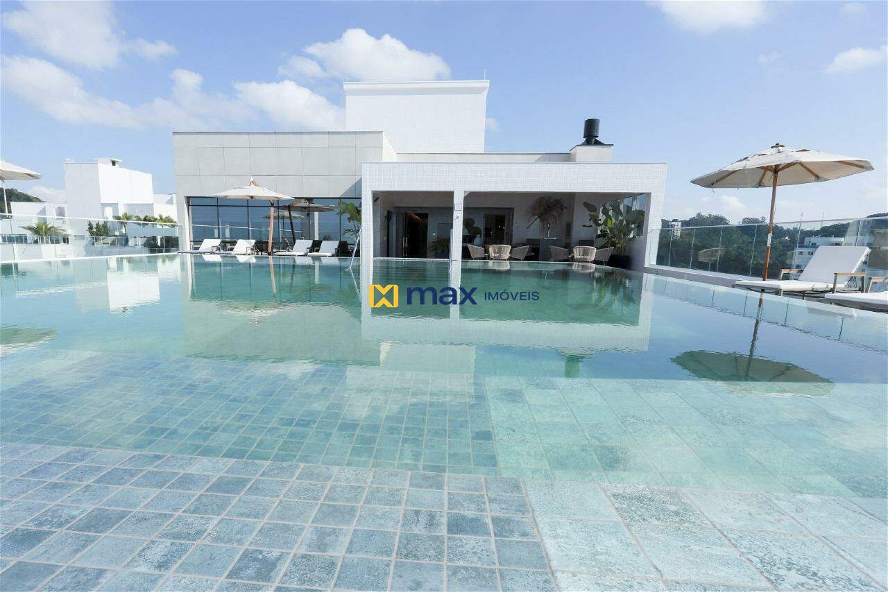 Piscina adulta com borda infinita