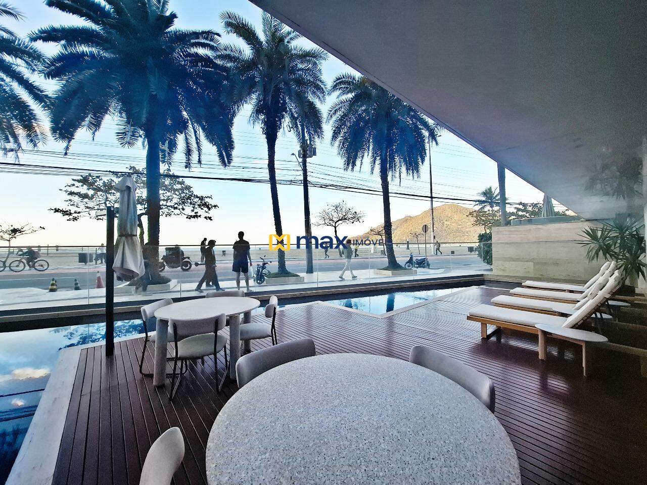 Deck com piscina descoberta