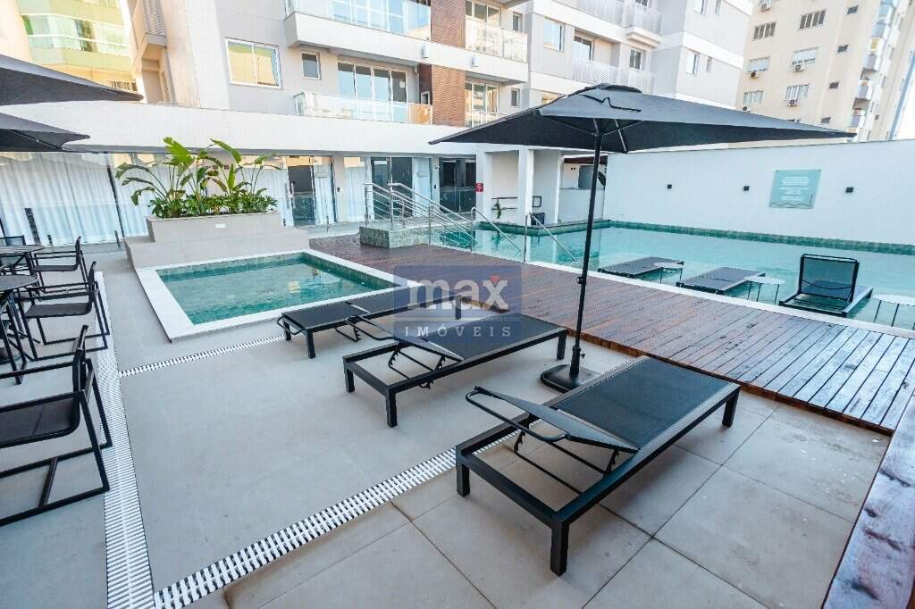 Área externa com Piscina Adulto e Infantil