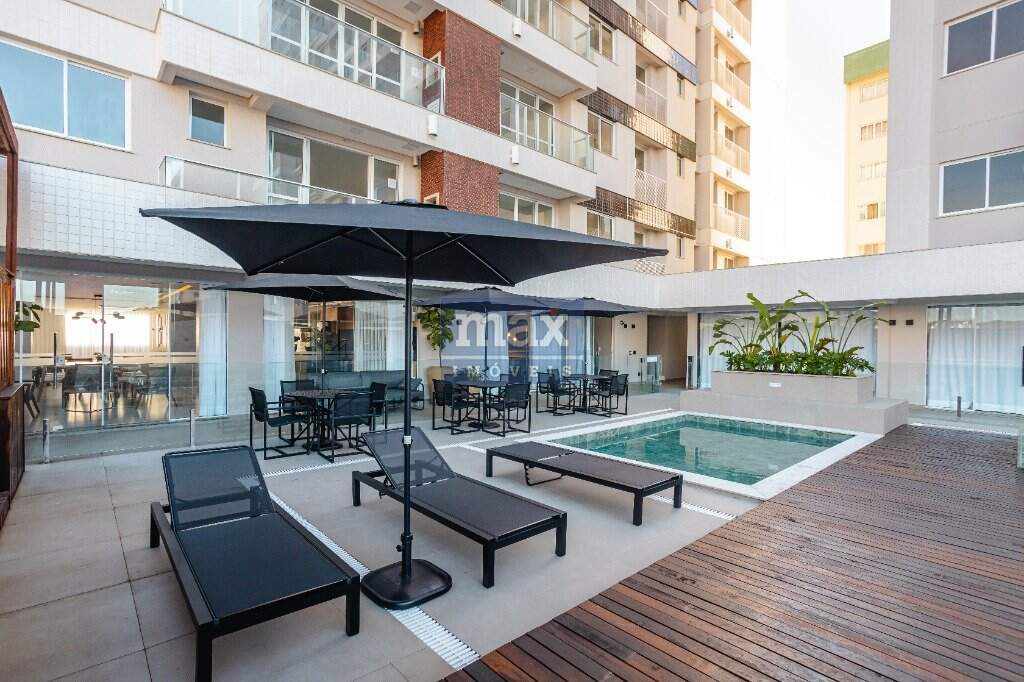 Área externa com Piscina Adulto e Infantil