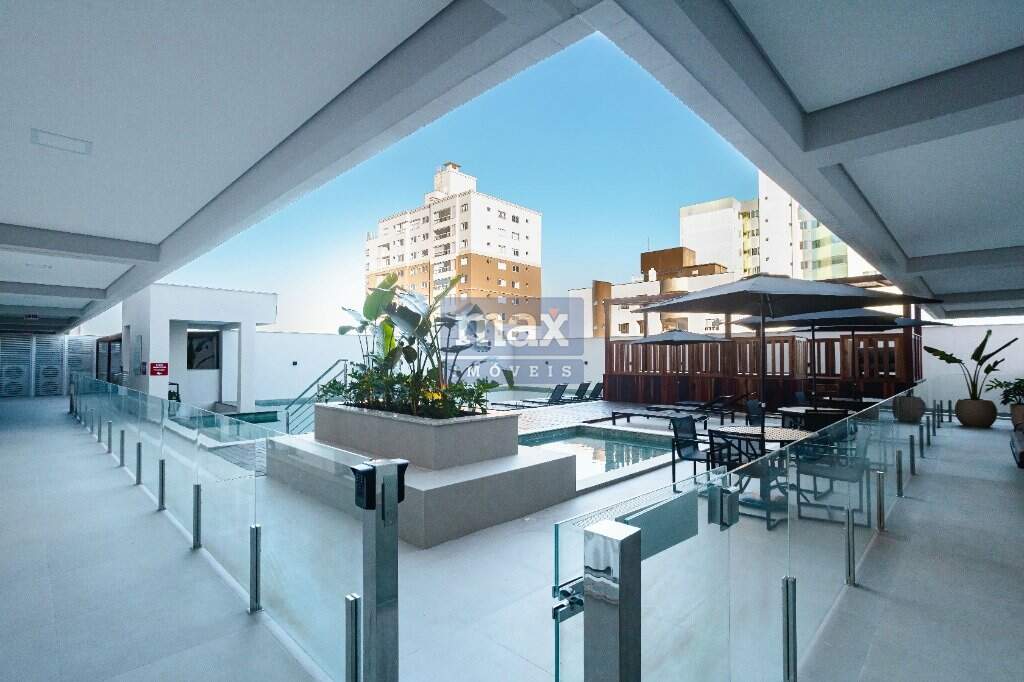 Área externa com Piscina Adulto e Infantil