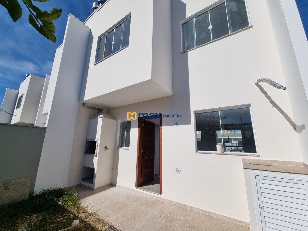 Casa à venda no Meia Praia: Espaço de terreno nos fundos