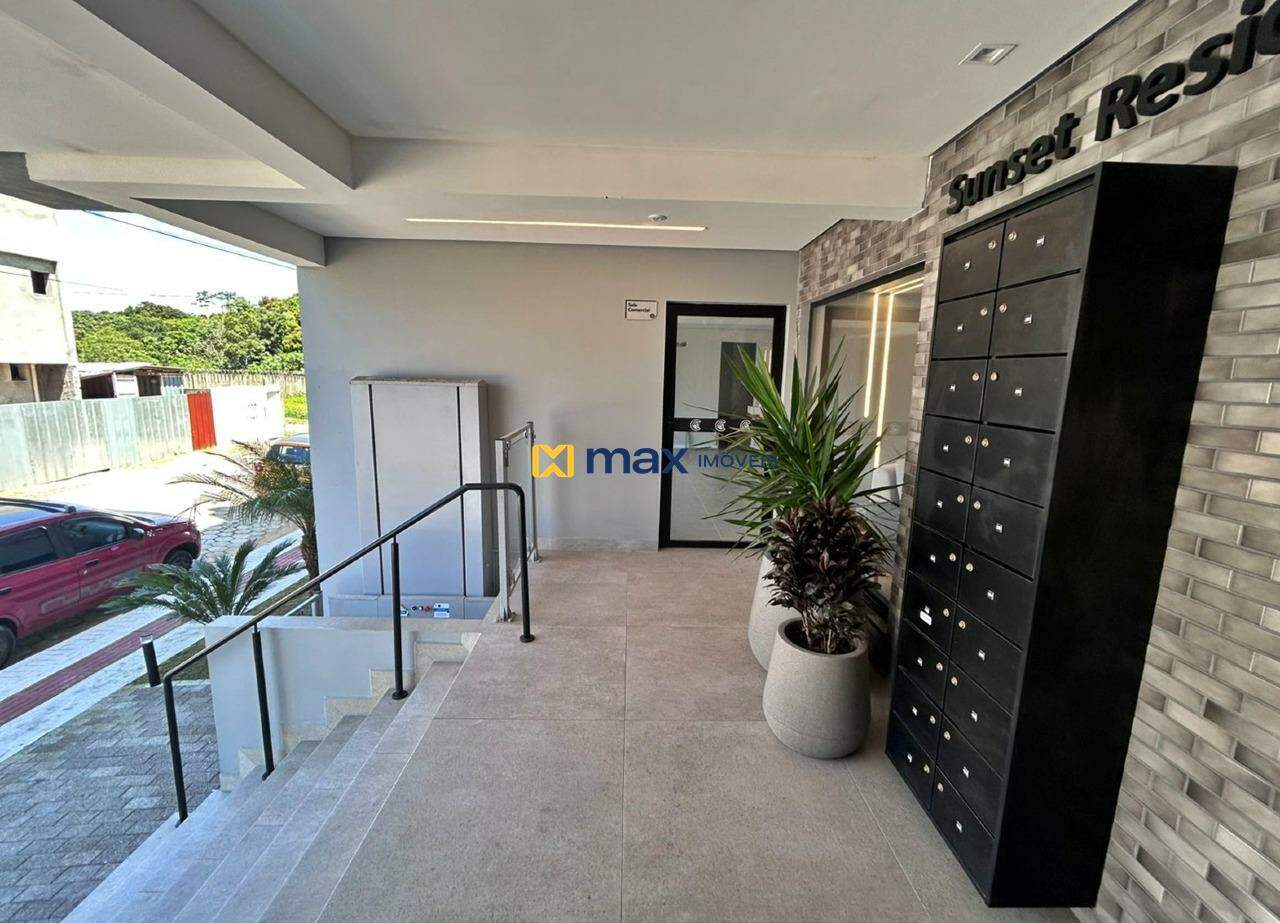 Sala à venda no Meia Praia: 
