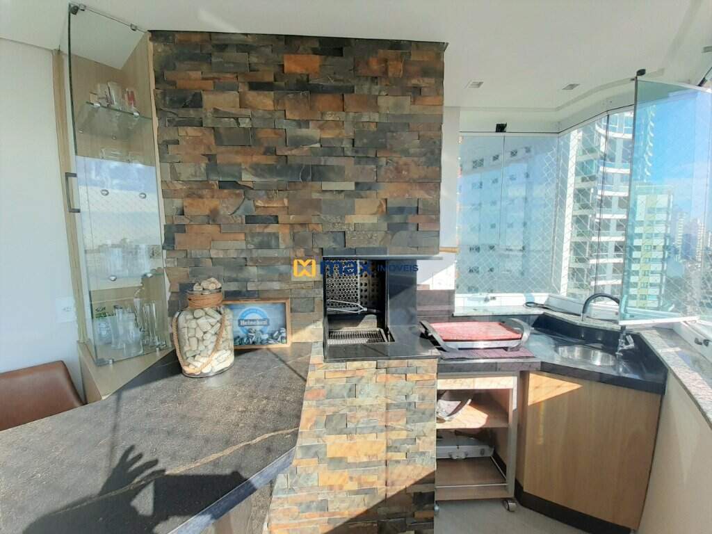 Apartamento à venda no Fazenda: Sacada com Churrasqueira