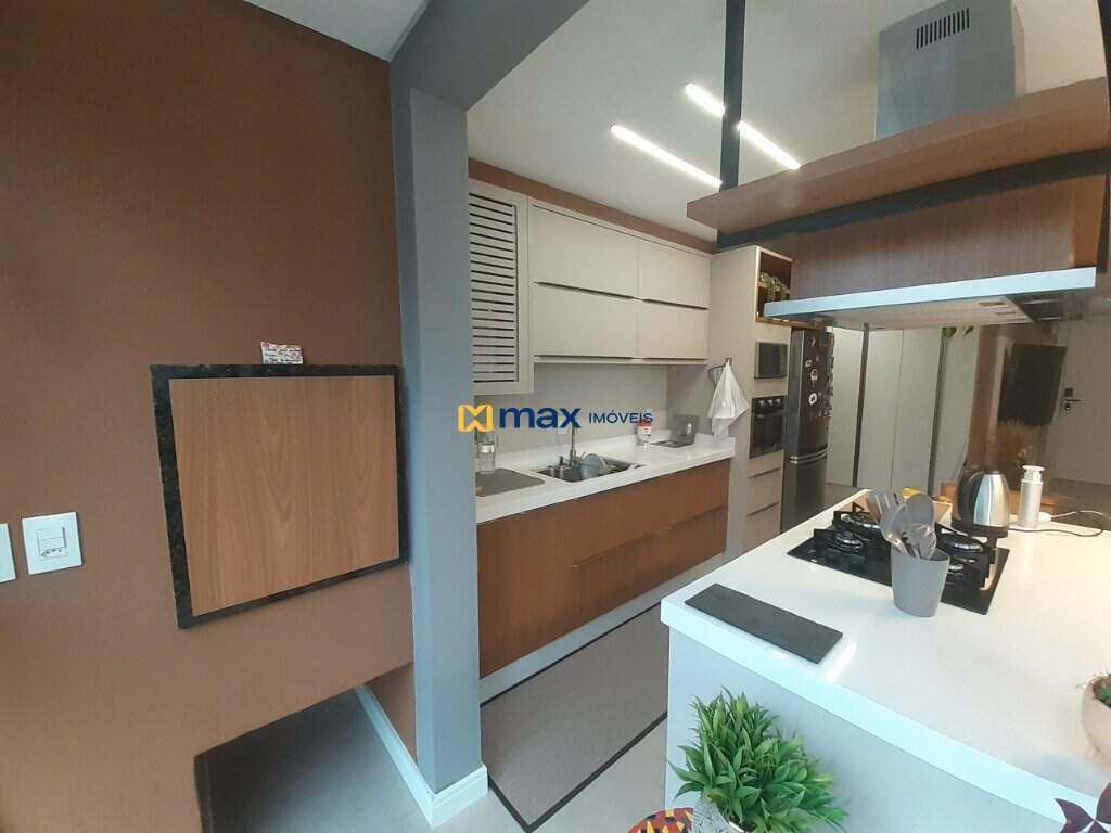 Apartamento à venda no Fazenda: Cozinha e sacada com churrasqueira