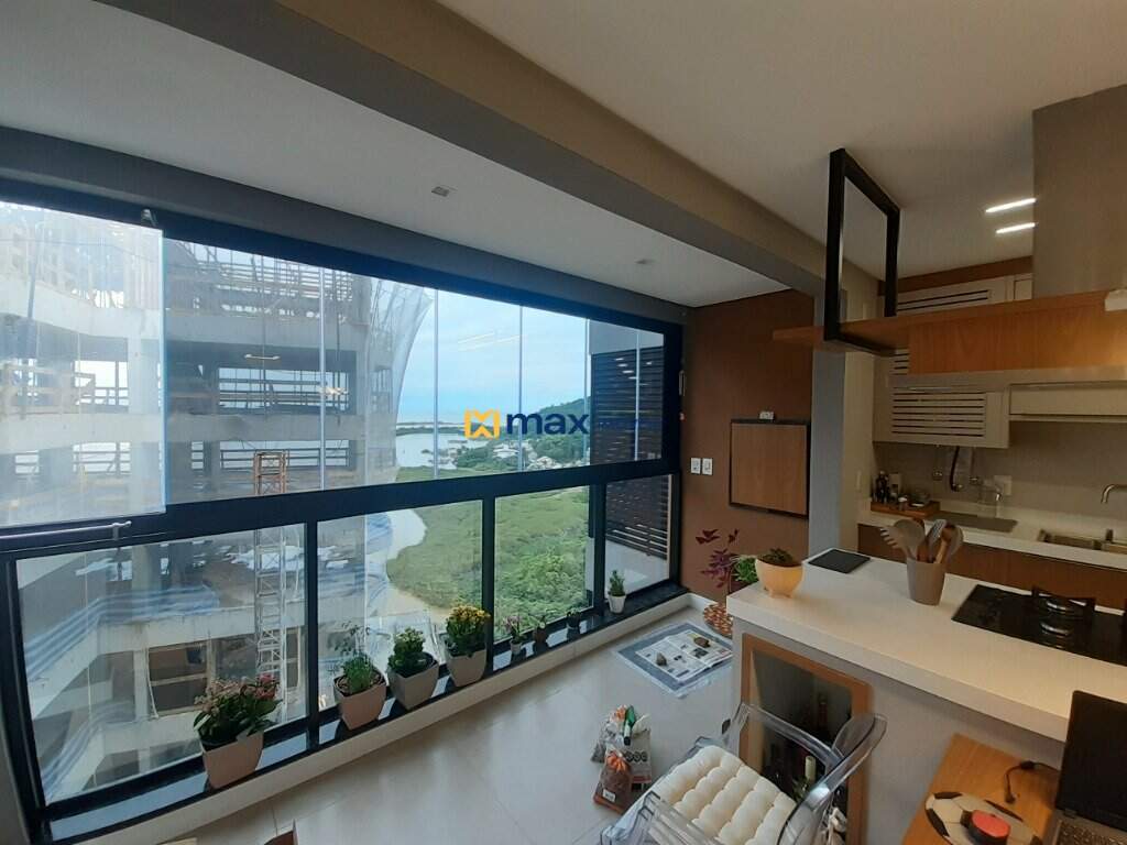 Apartamento à venda no Fazenda: Cozinha e sacada com churrasqueira