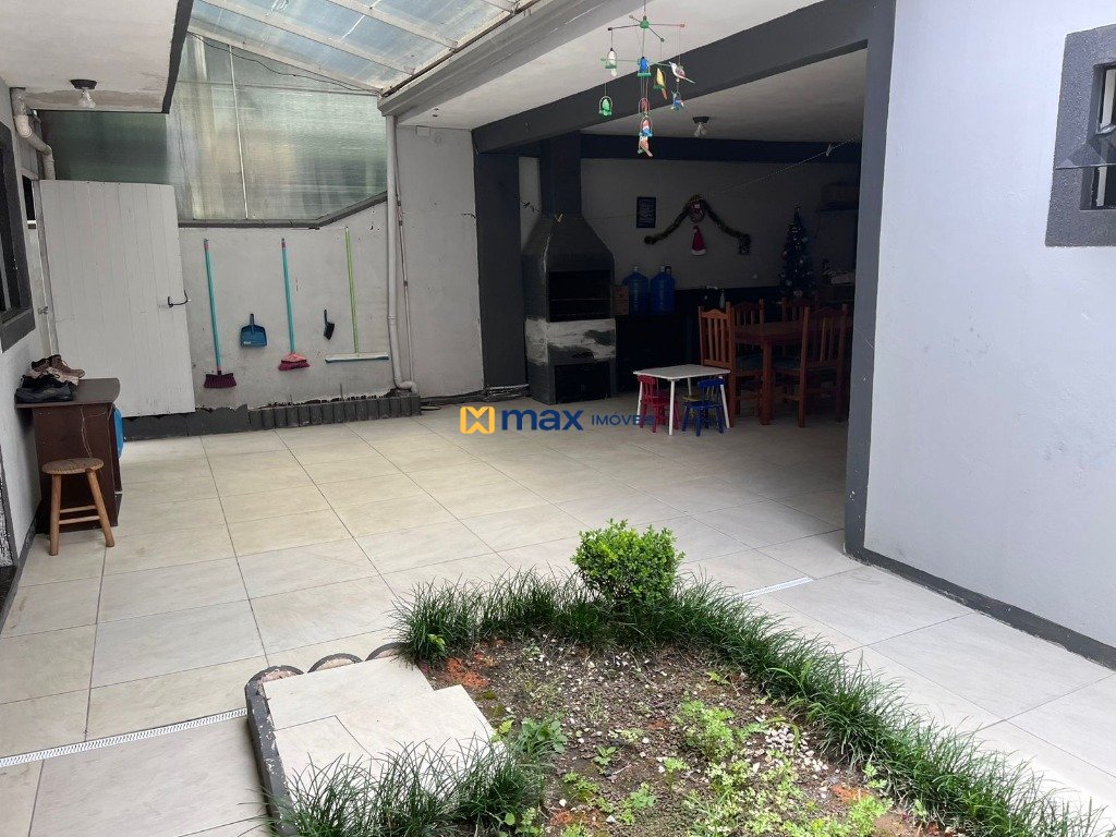 Casa à venda no Centro: Espaço entra casa principal e área de festas