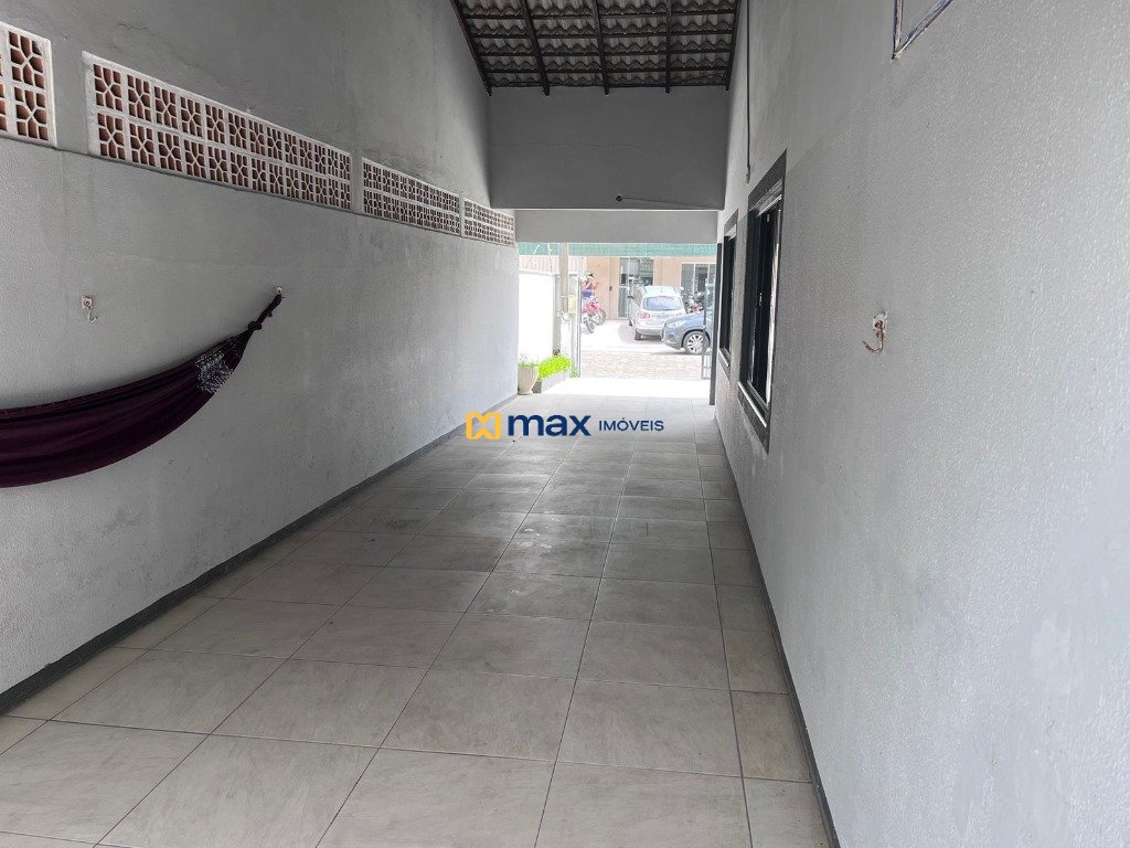 Casa à venda no Centro: Garagem coberta para 4 veículos