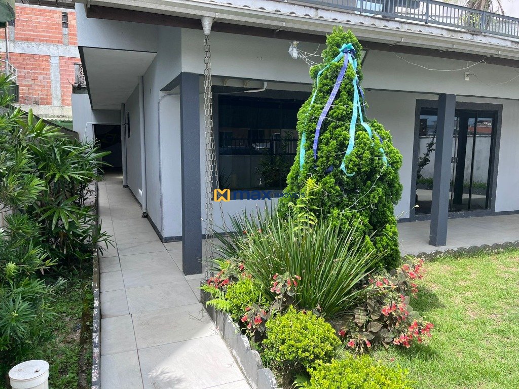 Casa à venda no Centro: área de circulação em toda a casa