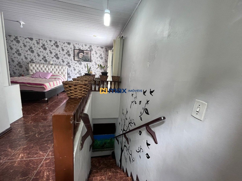 Casa à venda no Centro: Escada de acesso a suíte