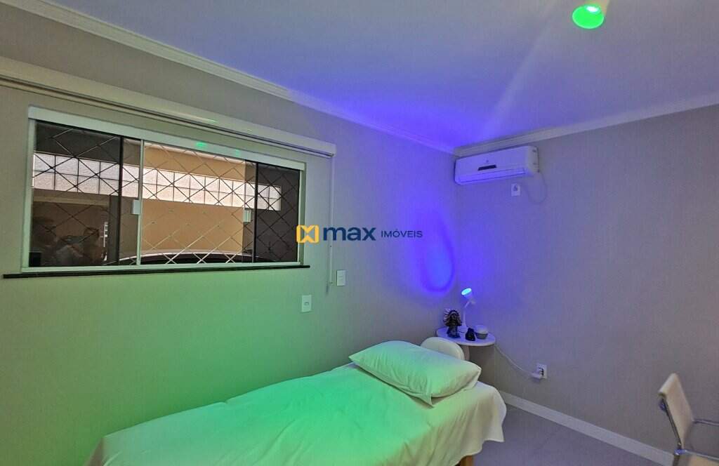 Casa Comercial à venda no Centro: Consultório 1