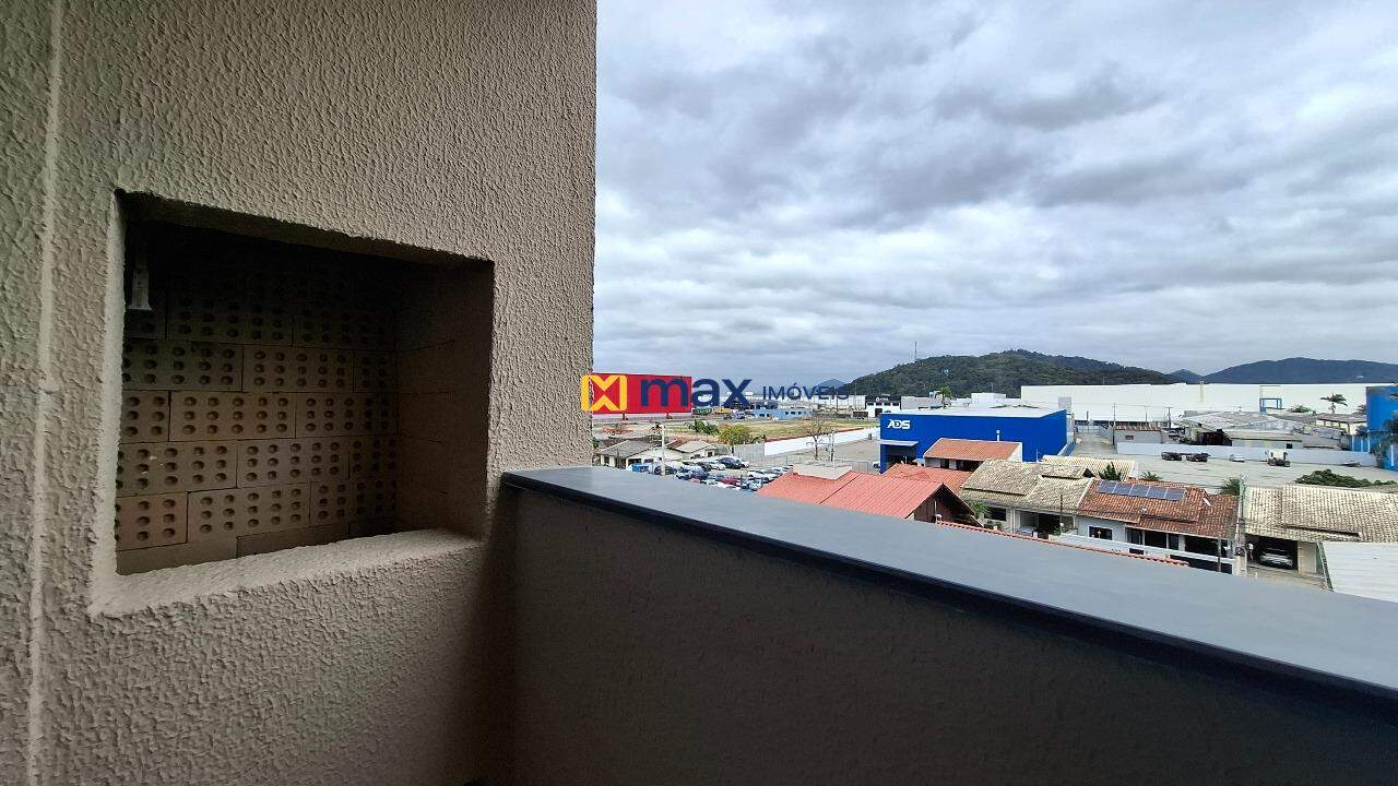 Apartamento à venda no Cordeiros: Sacada com churrasqueira