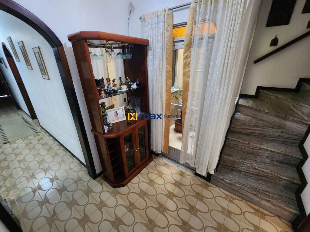Casa à venda no Centro: Acesso ao piso superior