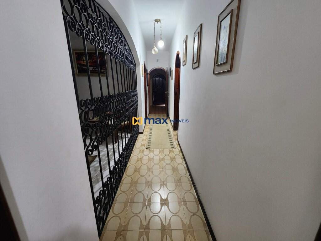 Casa à venda no Centro: Corredor de acesso
