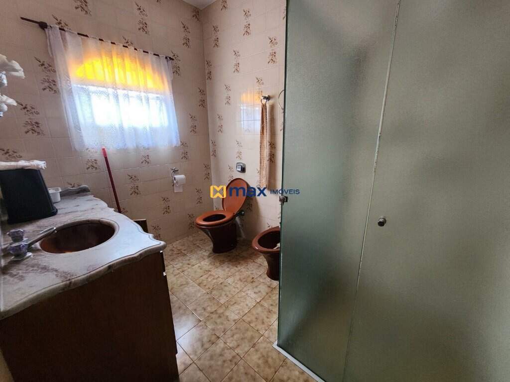 Casa à venda no Centro: Banheiro suíte