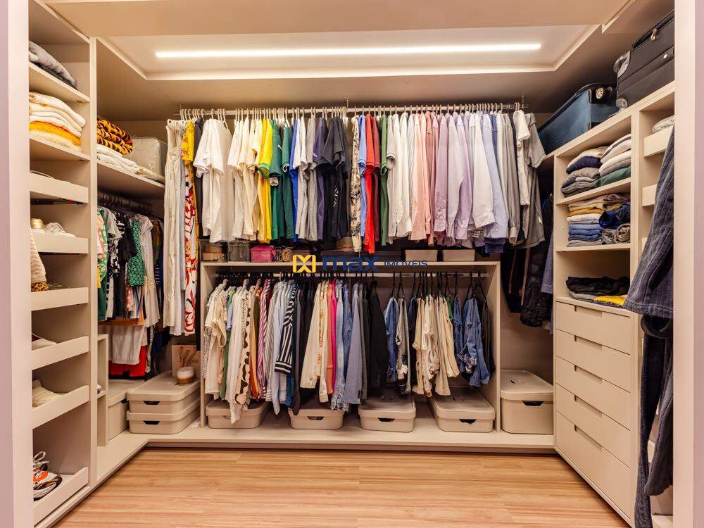 Apartamento à venda no Ressacada: Closet suíte