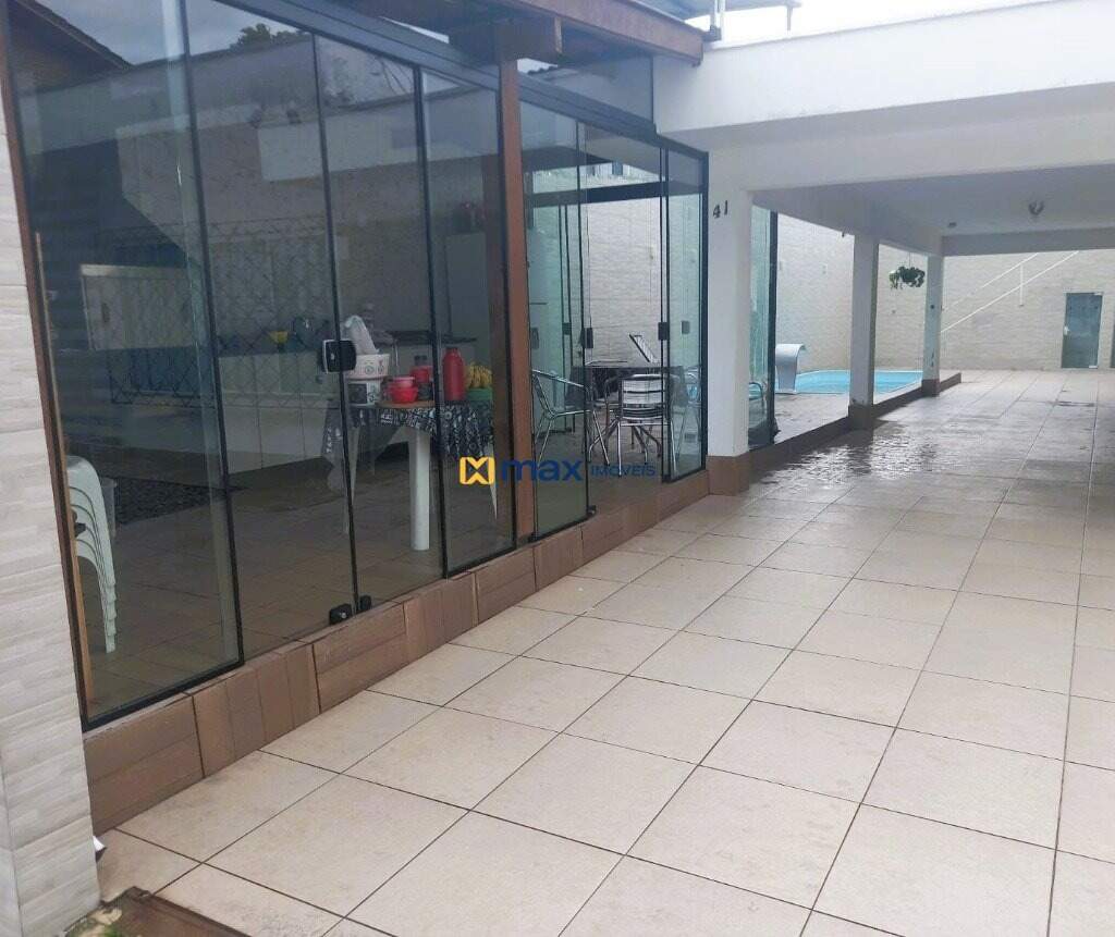 Casa à venda no São João: Entrada/Garagem